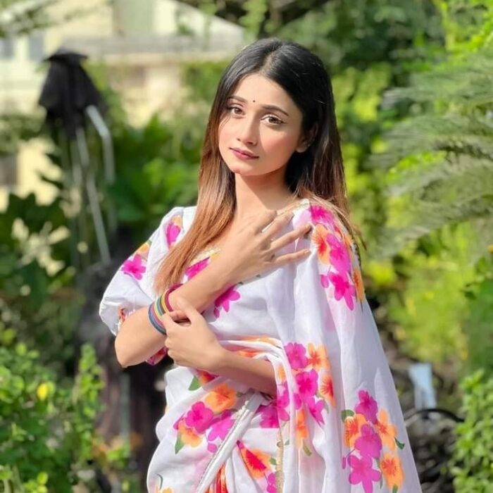 white saree for women with blouse pis